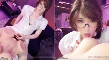 爱吃自己精液的美国亚裔教师系眼镜御姐人妖伪娘TS「AsianAlison」美妖操干人体倒模，把浓浓的精液射在玩具上再舔一口