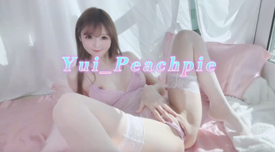 OF日本大眼萌妹「Yui Peachpie」紫纱睡衣白虎少妇，金主爸爸的肉便器，露脸多姿势啪啪被干到失禁，最后无套内射