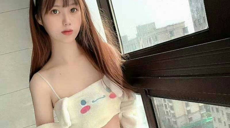 成都东软学院 广韶敏 高颜值学生妹 接陪玩游戏的单子赚外快 各种COS装展示娇嫩酮体博取金主关注！