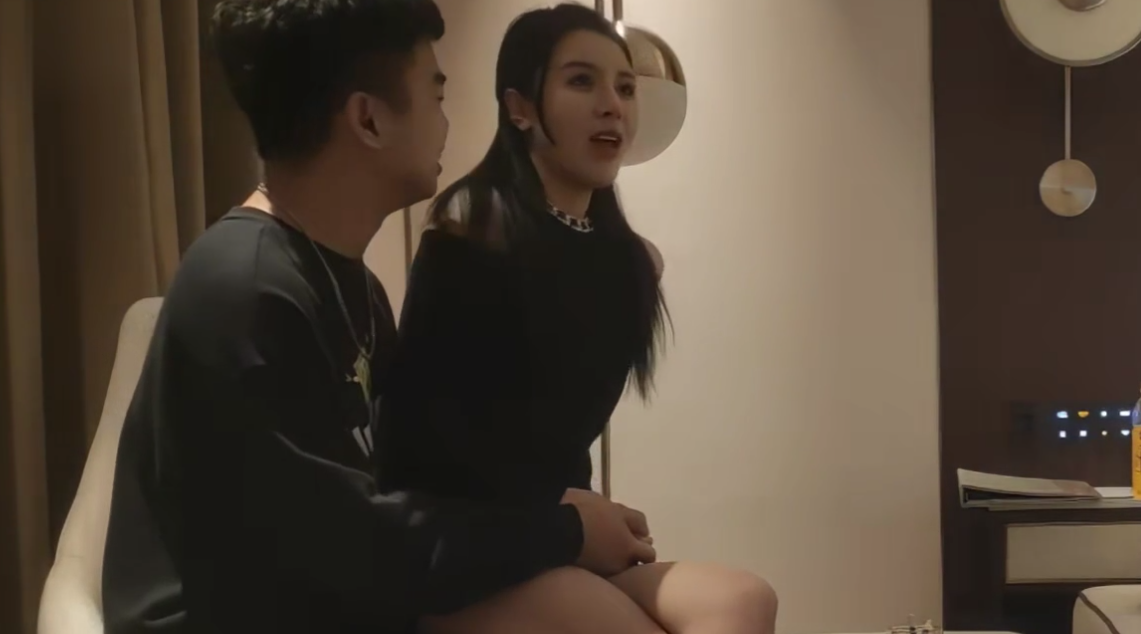 女神整场被偷偷拔套却毫无知觉，反射弧巨长的美女 #胖子