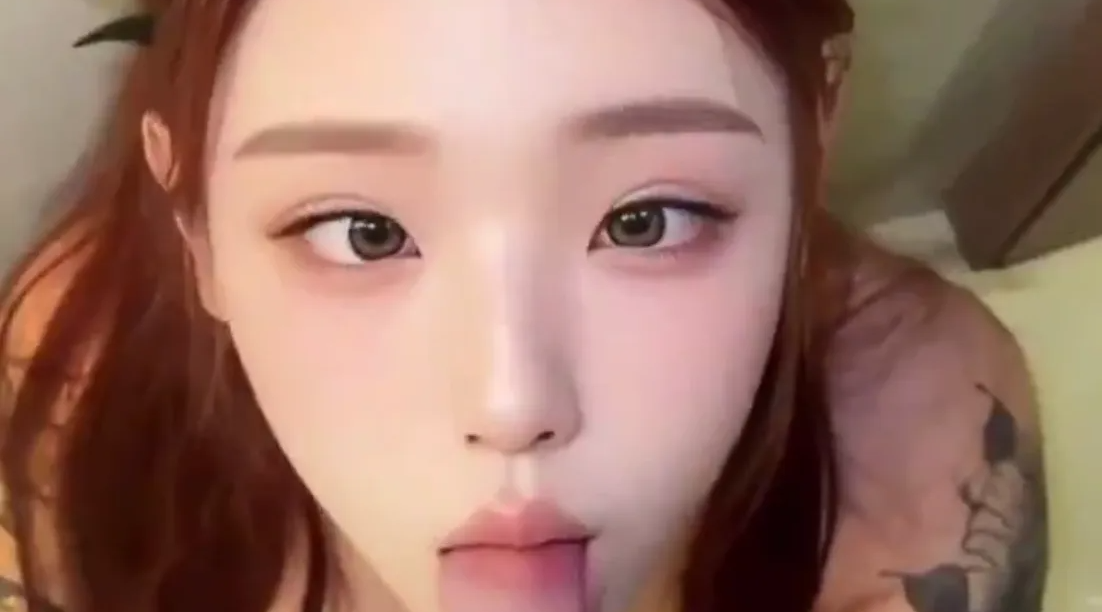 【伪娘】这个唧唧都是粉嫩的，很好吃的样子，也是乖，根本不敢反抗的好吧，只会在身体下面嘤嘤嘤，这样的在床上怕是要把你的精液全部吸光吧，坐在你的身上欲求不满，还想要