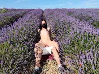 漂亮美女,为求刺激蓝天白云来到郊外和大鸡吧男友野战,被操边驱赶蚊虫还要不时观察着来人,上位打桩无套内射