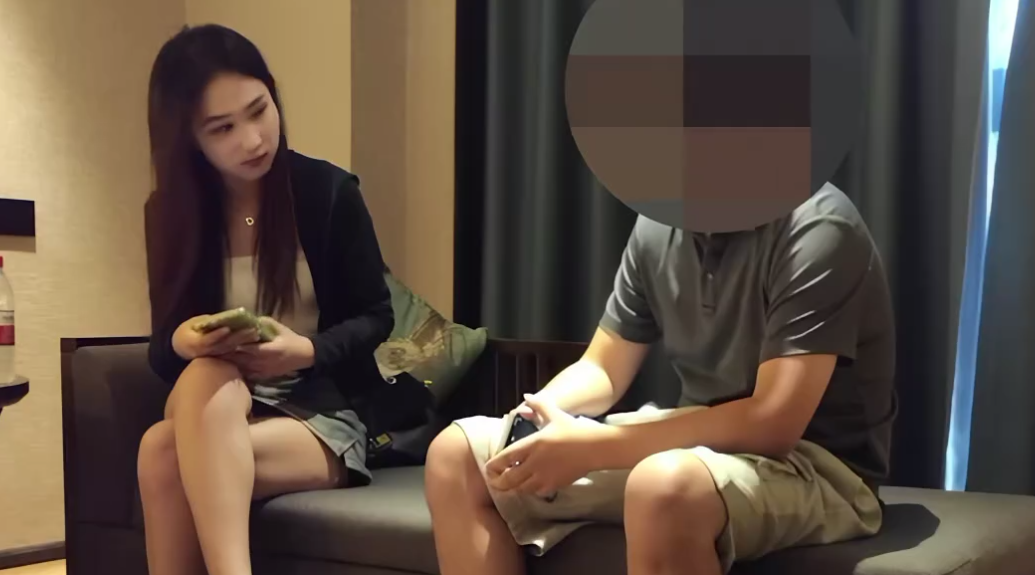 清纯大学生下海兼职，一脸的不情愿也要服从还怕疼，小嘴里还在无声的骂骂咧咧