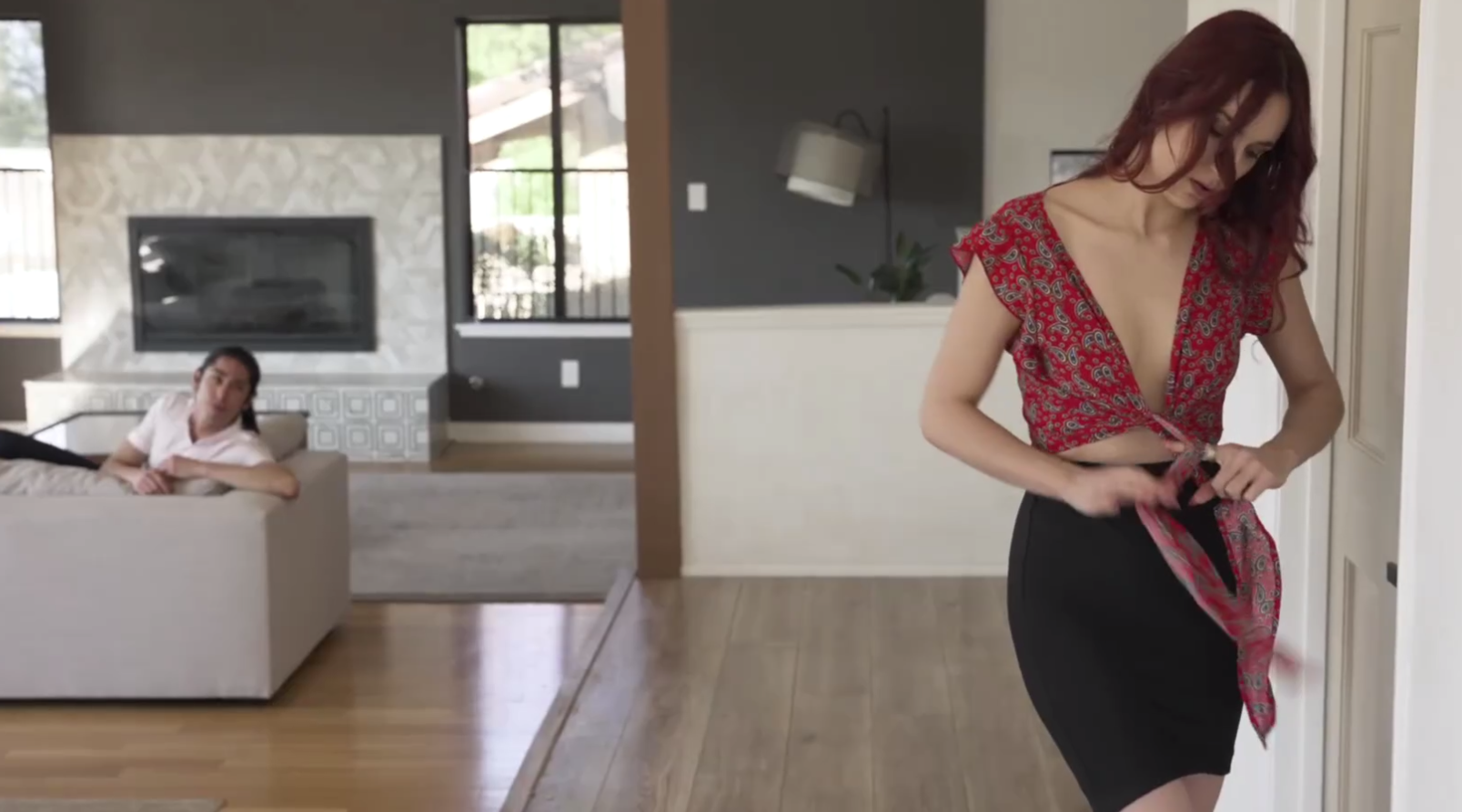 熟女April Snow说：“我简直不敢相信我操了我的继子，你在我的阴户里感觉真好”