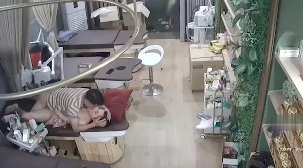 漂亮大奶老板娘偷情 小伙舔奶舔逼掰开内内直接强上 貌似大姐腿受伤有点不太愿意