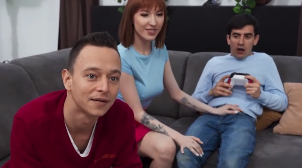 Lilly Mays 在一次偷偷摸摸的大学联播中悄悄地在他朋友的背后乱搞 Jordi