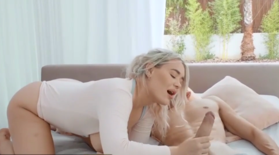 Gina Varney 炫耀她的阴户图表并骑着 Tommy 的鸡巴直到它达到“完美”