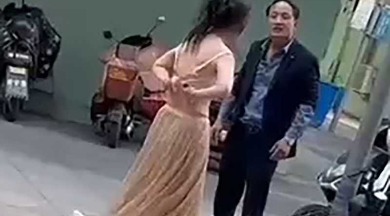 情侣吵架渣男竟逼美妇脱光还债！大奶美女赤裸崩溃大喊 好心路人出手帮忙 完整视频炸裂全网！