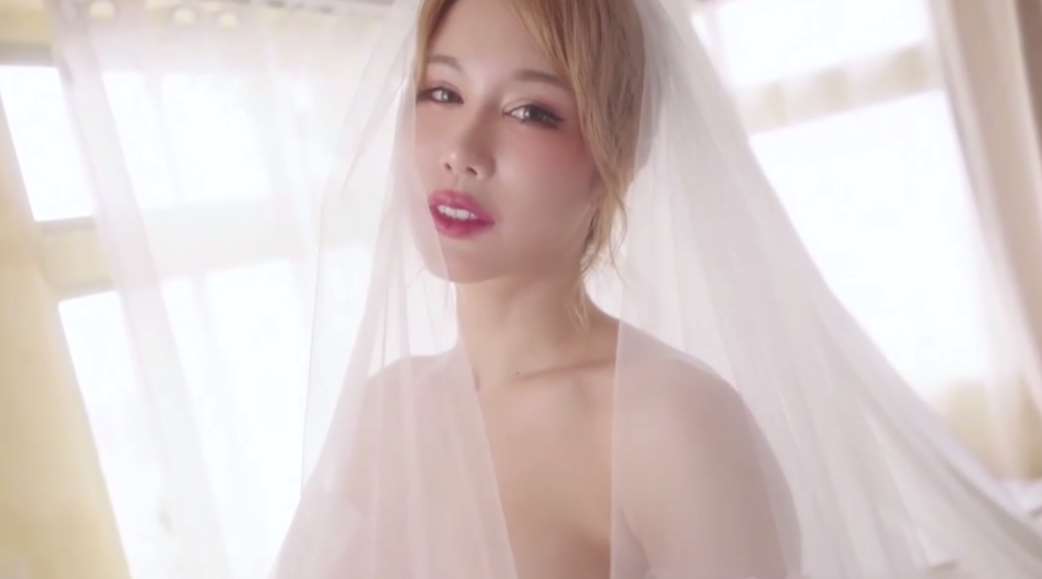 国产网红.OnlyFans_辛尤里_梦幻女神浪漫婚纱新婚夜_曼妙身材圆润酥乳