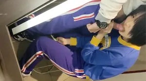 ｜极品稀缺️大开眼界｜刚成年的小情侣 让女友商场试衣间口交口爆 多视角拍摄 女友穿着学生装嫩出水