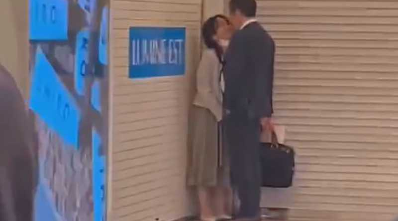 日本东京新宿站 小日子变态血脉觉醒 地铁站当众接吻打飞机 周围一群围观群众都惊呆了！