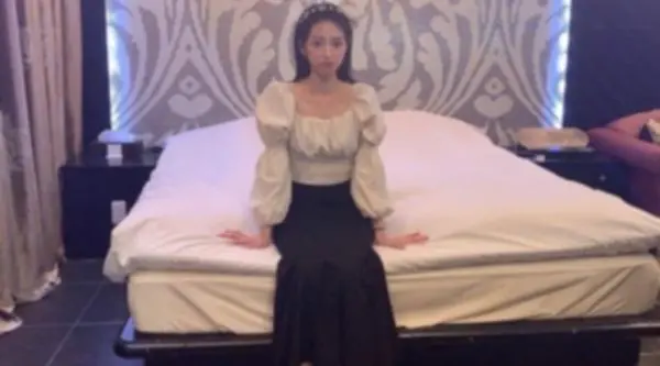 FC2-3257066 这个年纪散发情欲信息素、风采出众的美女。最后是中出和特殊的口交，同时你们俩都达到了高潮。