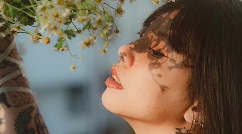 气质短发纹身妹 户外拍摄大尺度写真 被摄影师加价口交内射 做爱全过程还惨遭外流！