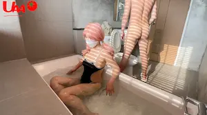 国产原创自拍 妹妹在浴缸洗澡，哥哥借口上厕所进来，强行中出妹妹