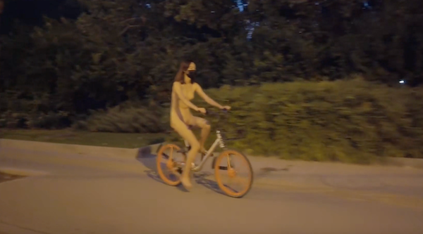 紧张刺激露出挑战,极品身材尤物露出挑战任务,马路天桥等众多场合,随时被发现,玩的就是紧张惊险刺激 - 国产自拍视频