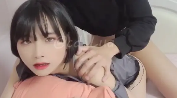 清纯白丝伪娘 撅着屁屁被猛怼 小哥哥操逼好粗鲁一点也不温柔 不过骚逼好舒服