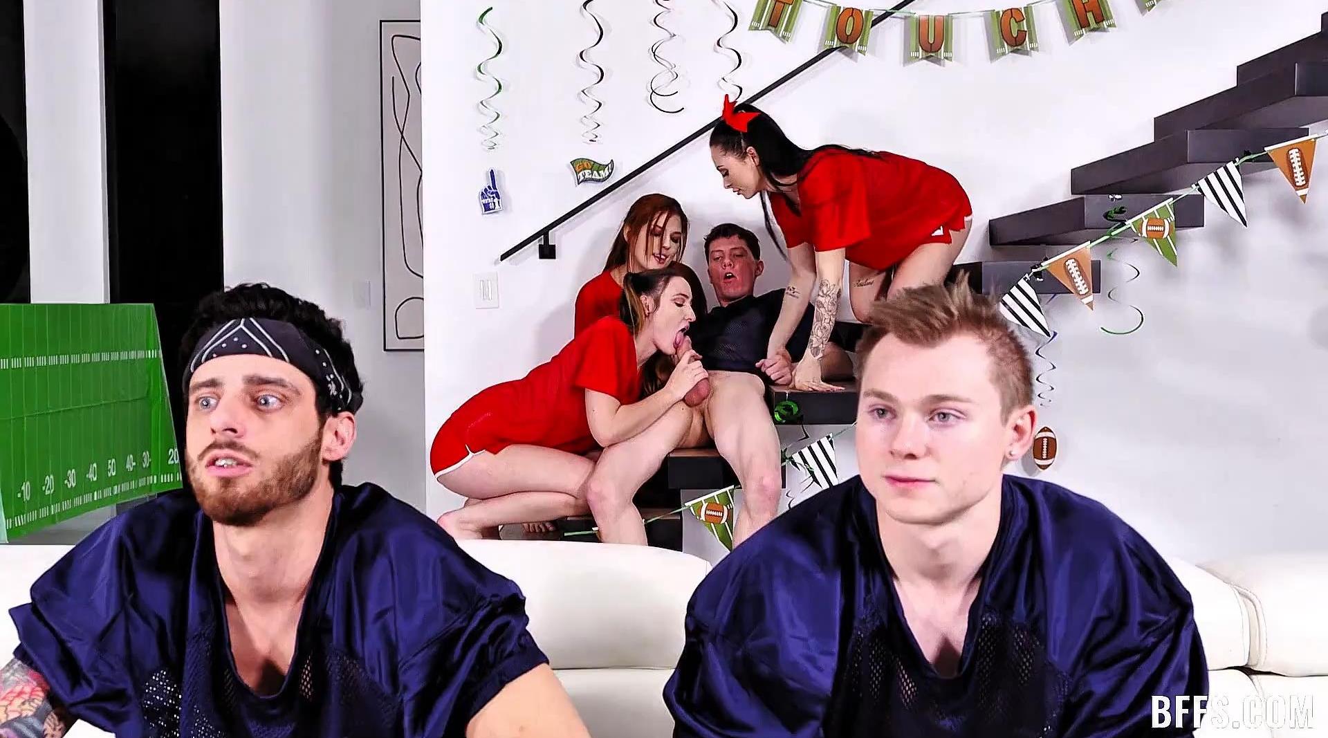 球迷沉浸在足球狂欢中 没想到三个漂亮妹妹却被朋友草了，近距离做爱炮火隆隆战况激烈刺激！4K高清