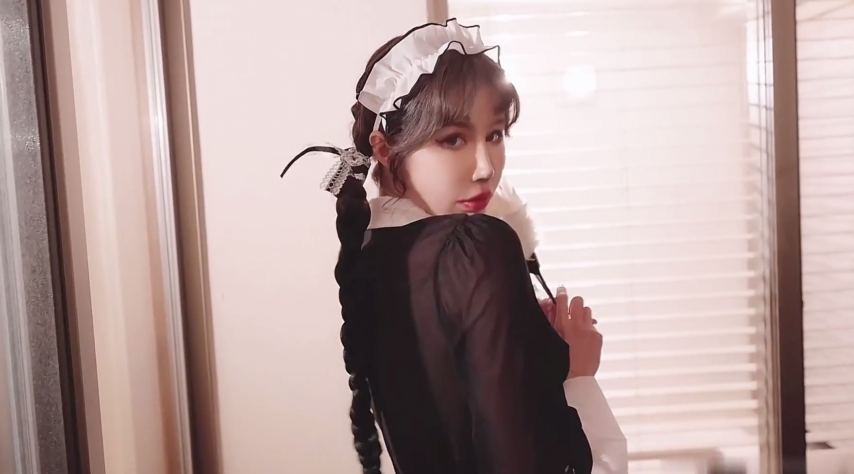 【超极品女神】芭比女神究极梦幻粉乳【辛尤里】被虐边做爱着，最后被口爆+颜射满满的脸，高清1080P原版无水印