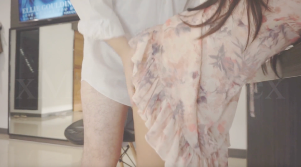 办公室跳蛋调教清纯碎花裙女神,震的小穴不停流水,掀起裙子直接办公桌前后入,顶级反差尤物,清纯气质不要太反差