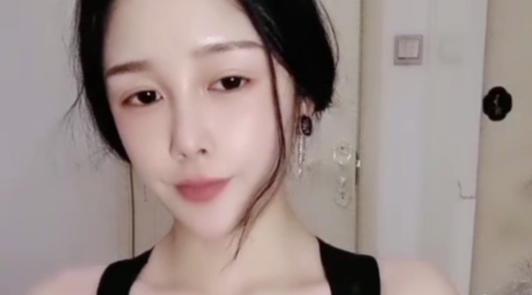 国产直播.高颜值女神盲盒系列-颜值区下海黄播极品美女，刚播放不开，逃出奶子小秀，闺蜜加入互揉奶子，跪在地上舔弄假屌，很是诱惑