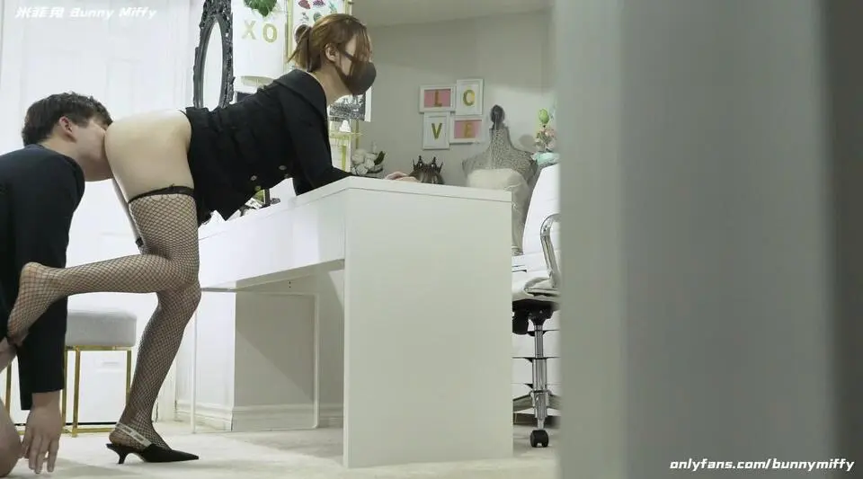 淫荡婚纱策划师，勾引新郎，足交操逼 (下集）