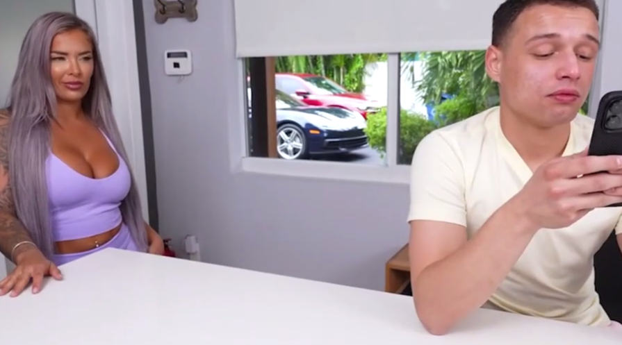 Hayley Andrews用她的大奶子和屁股说服她的继兄弟让她出去