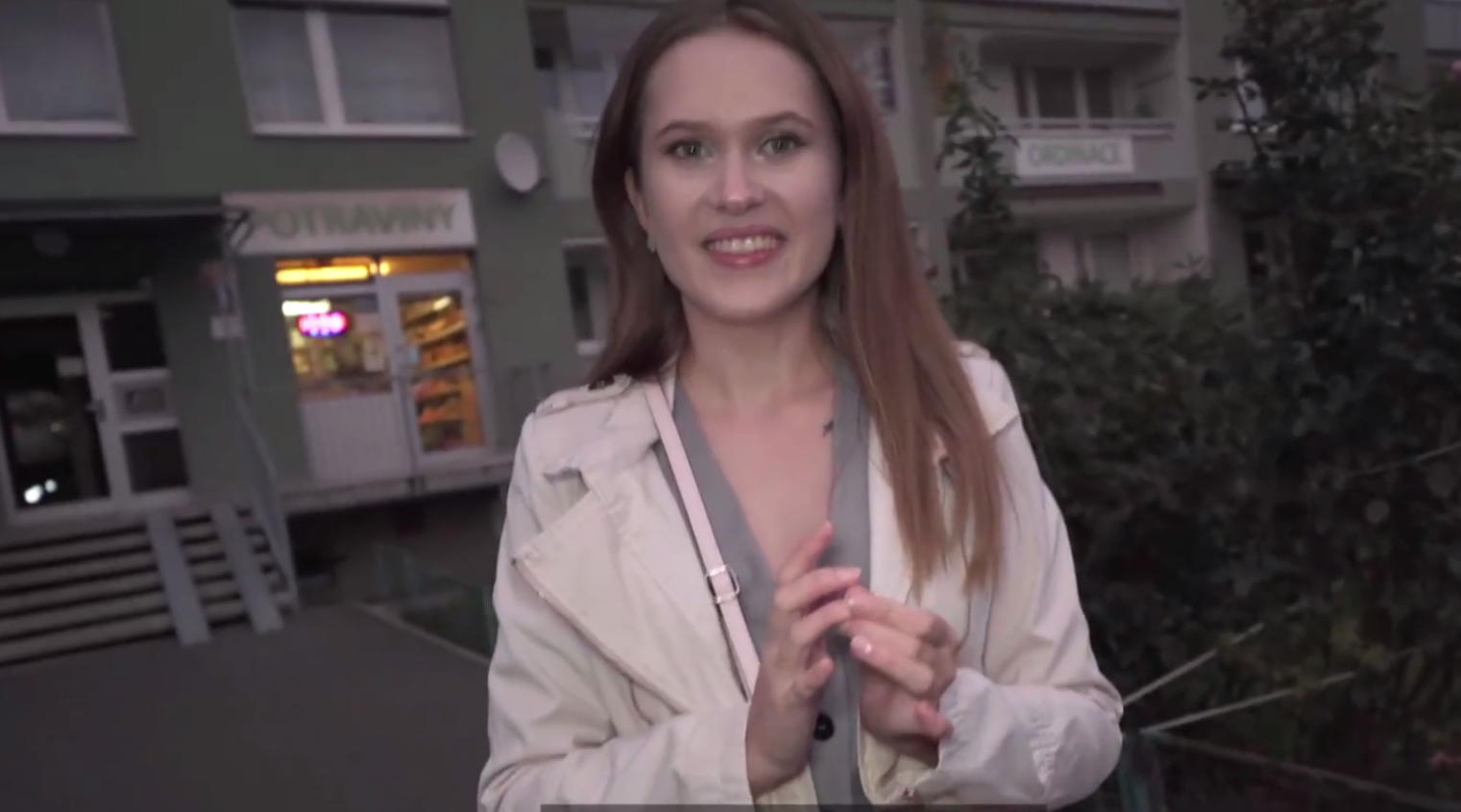 趁这个年轻女孩的妈妈在隔壁的时候跟她做爱