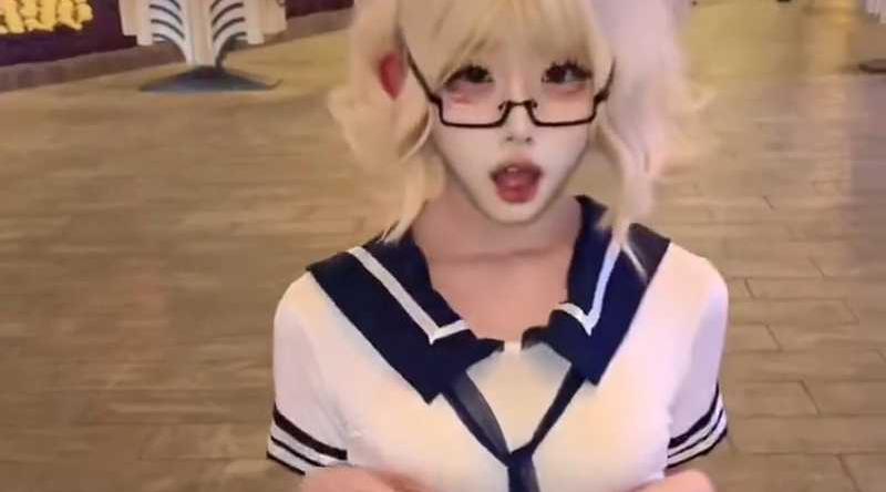 成都极品颜值少女萝莉 12w 约炮口交视频被曝 在外网上自称母狗 喊着要吃肉棒！