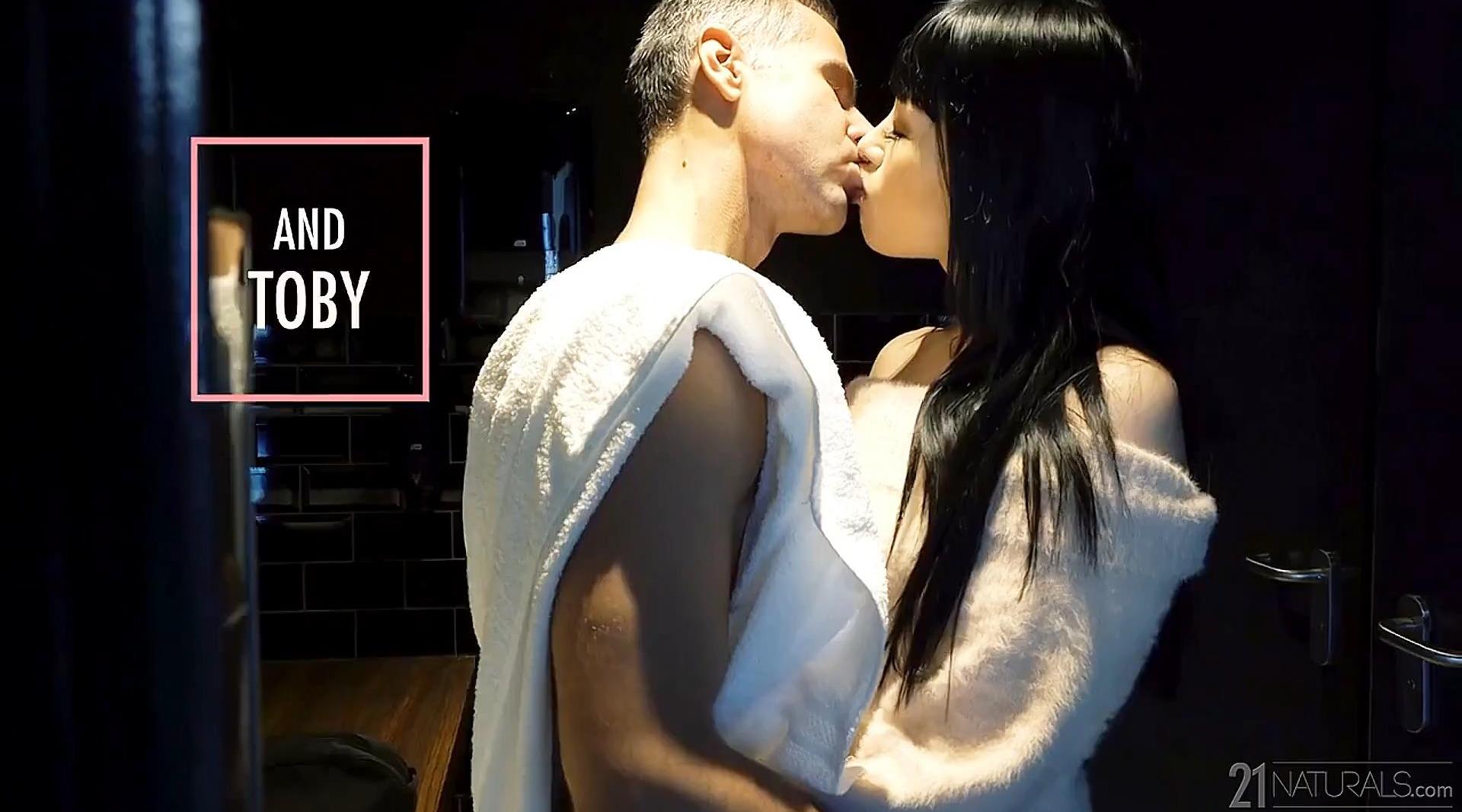 精品气质知性美女弹性美胸柔软肌肤妩媚表情躺下漏出阴户给你操进操出，4K高清