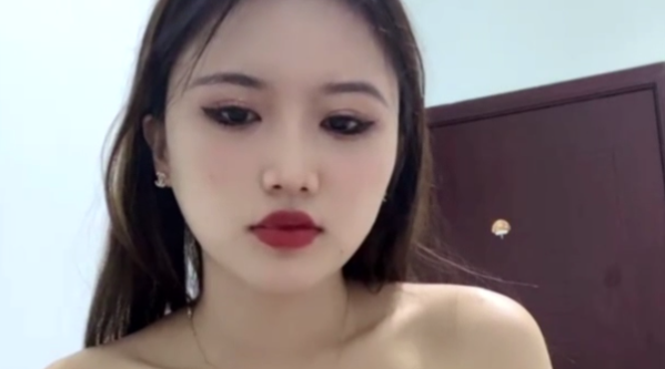 超棒颜值美女！近期下海小露！性感红唇撩下内衣看奶，多毛骚穴挺粉嫩，掰穴近距离特写