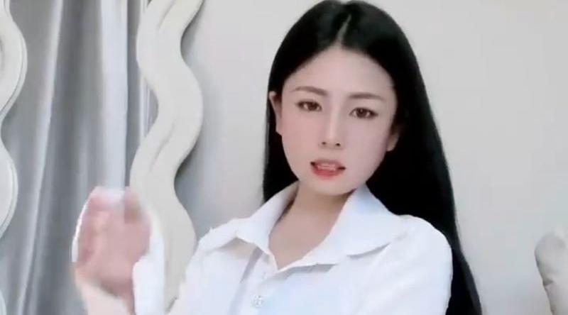 快手60w粉丝主播 一个青柚 私拍视频流出 OL装勾勒完美身形 丝袜美腿简直诱惑拉满！