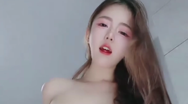 小樱桃_小妹妹超嫩粉穴自慰像噴泉_高潮呻吟爽的用盆接