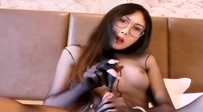 眼镜伪娘 穿着连体黑丝情趣衣 马眼棒边插边撸 表情享受 控制不住精液奔涌而出