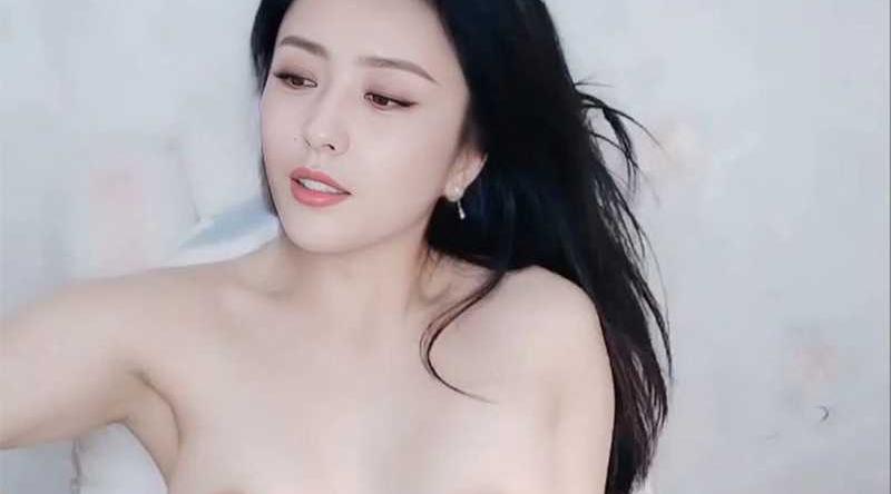 湖南御姐主播 白虎粉穴炮机疯狂虐逼 远程勾引粉丝射到屏幕上 简直就是淫魔附体！