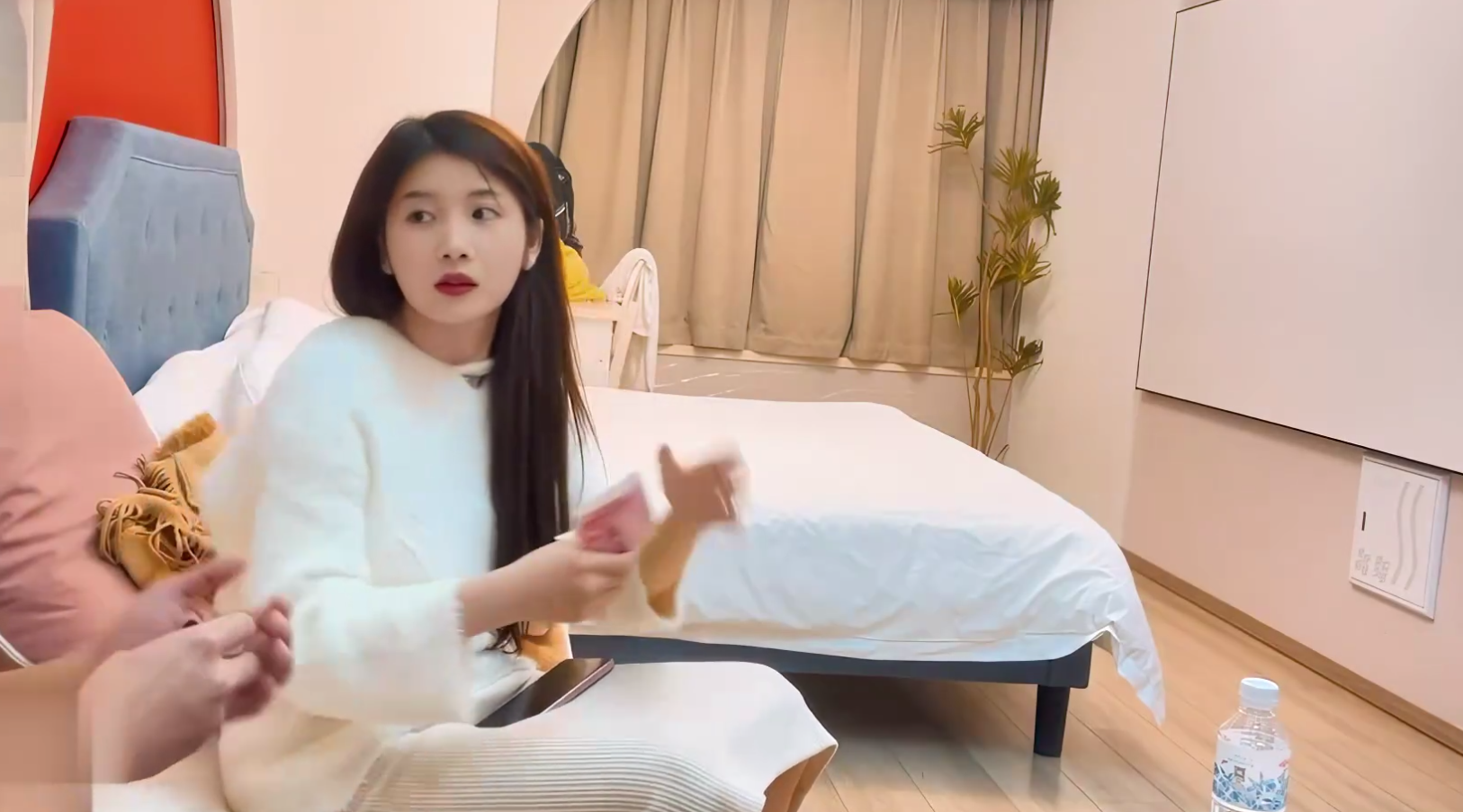 杏吧小浪 约了个外表清纯可爱的小妹妹，据说刚做不久下面又紧又嫩，一顿勐操白带都干出来好多