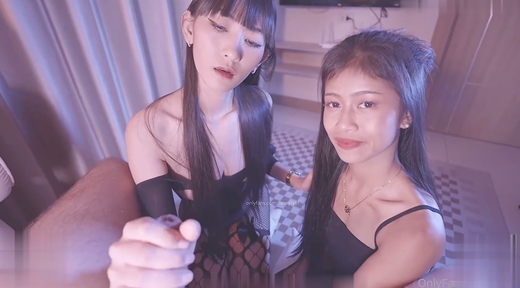 【Fanny Ly】全网首发-华裔美女【李月如】-【两个人的口交！你更喜欢谁口爆】【onlyfans付费资源】高清1080P原版无水印