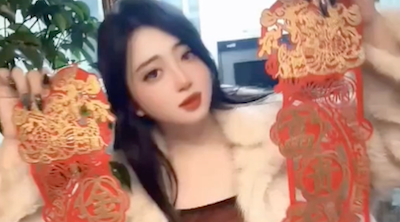 肉嘟嘟Ts毒岛冴依：用前高棒又一次把自己插尿了，潮喷的好爽，和闺蜜一起互玩！