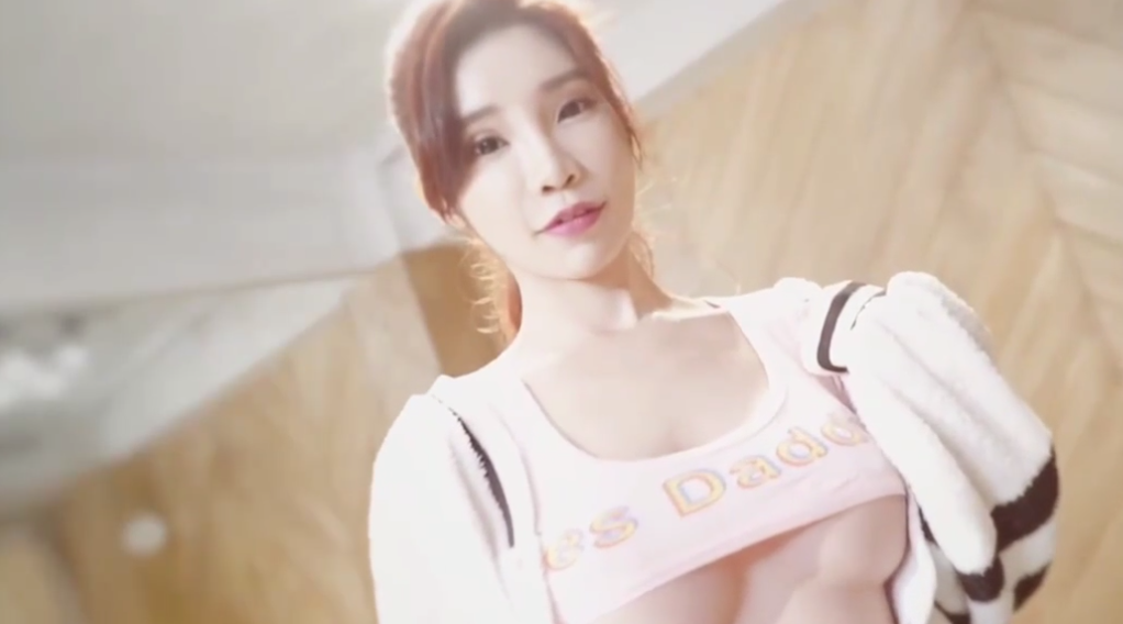 和美女瑜伽教练的深入交流