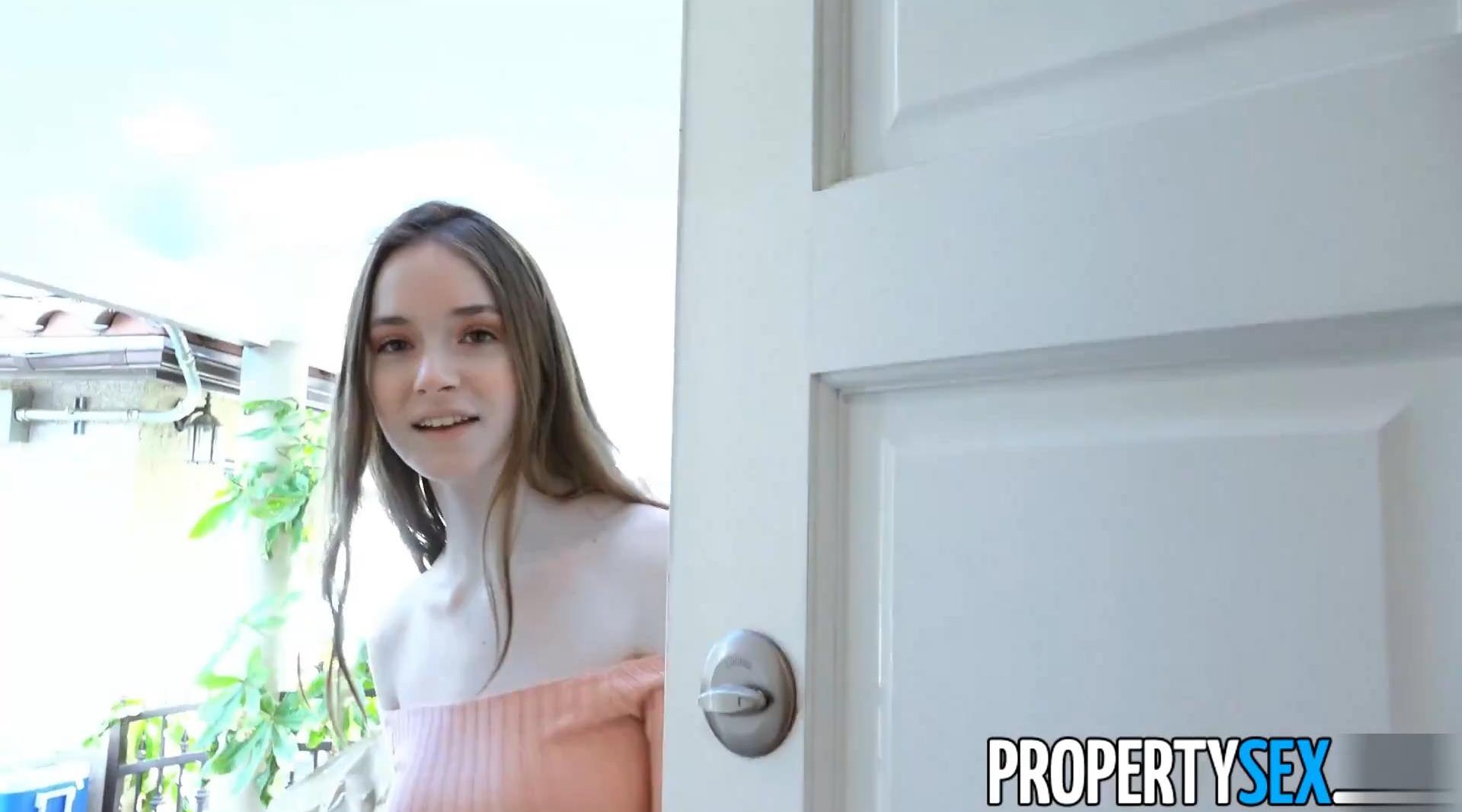 【欧美】清纯的大眼大奶子女生，现在的女生太没底线了，为了免一个月房租，和房东啪啪