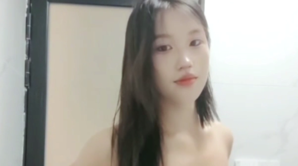 光头大叔最近约的小姐姐， 洗洗小骚逼开干，埋头舔逼道具抽插，搞的好想要，翘起屁股扣穴后入