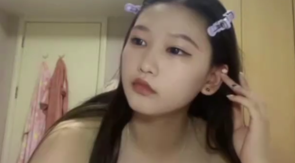 新来的一个学生妹，20岁，【故国真冷】超级大奶子！馒头逼，水汪汪好淫荡的女子_3