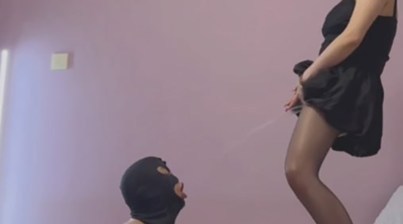 小仙女调教头套男奴 语言辱骂 站立撒尿喷脸 M男满脸享受咽下主人圣水 头扎到马桶喝尿 太炸裂了！