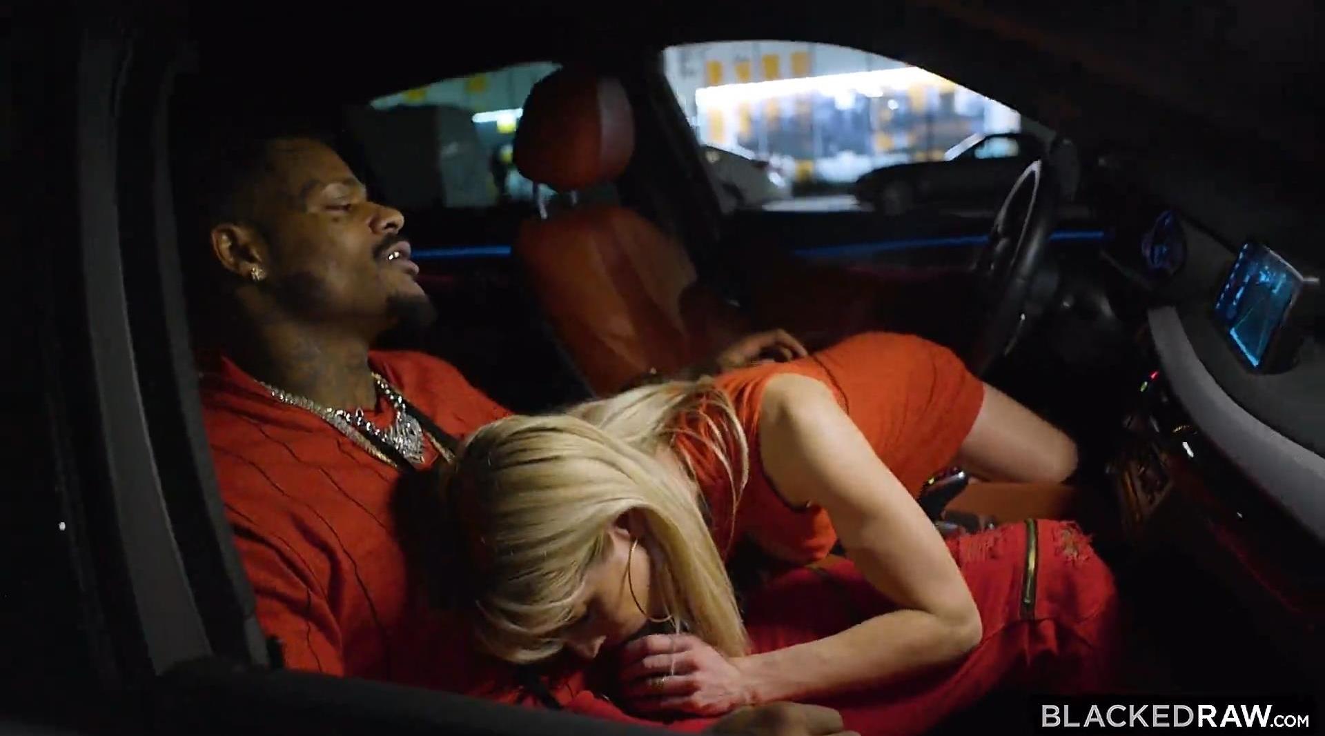 对穿红衣包臀裙的极品御姐无法抵挡，高跟大长腿跪趴着吸吮玩弄巨屌，啪啪抽送起伏这炮架太爽了猛力操猛射