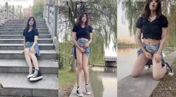 肉丝漂亮伪娘 大白天来到公园掏出鸡鸡边走边撸 附近有老人小孩吵闹 胆子真大 最后射了一地精液