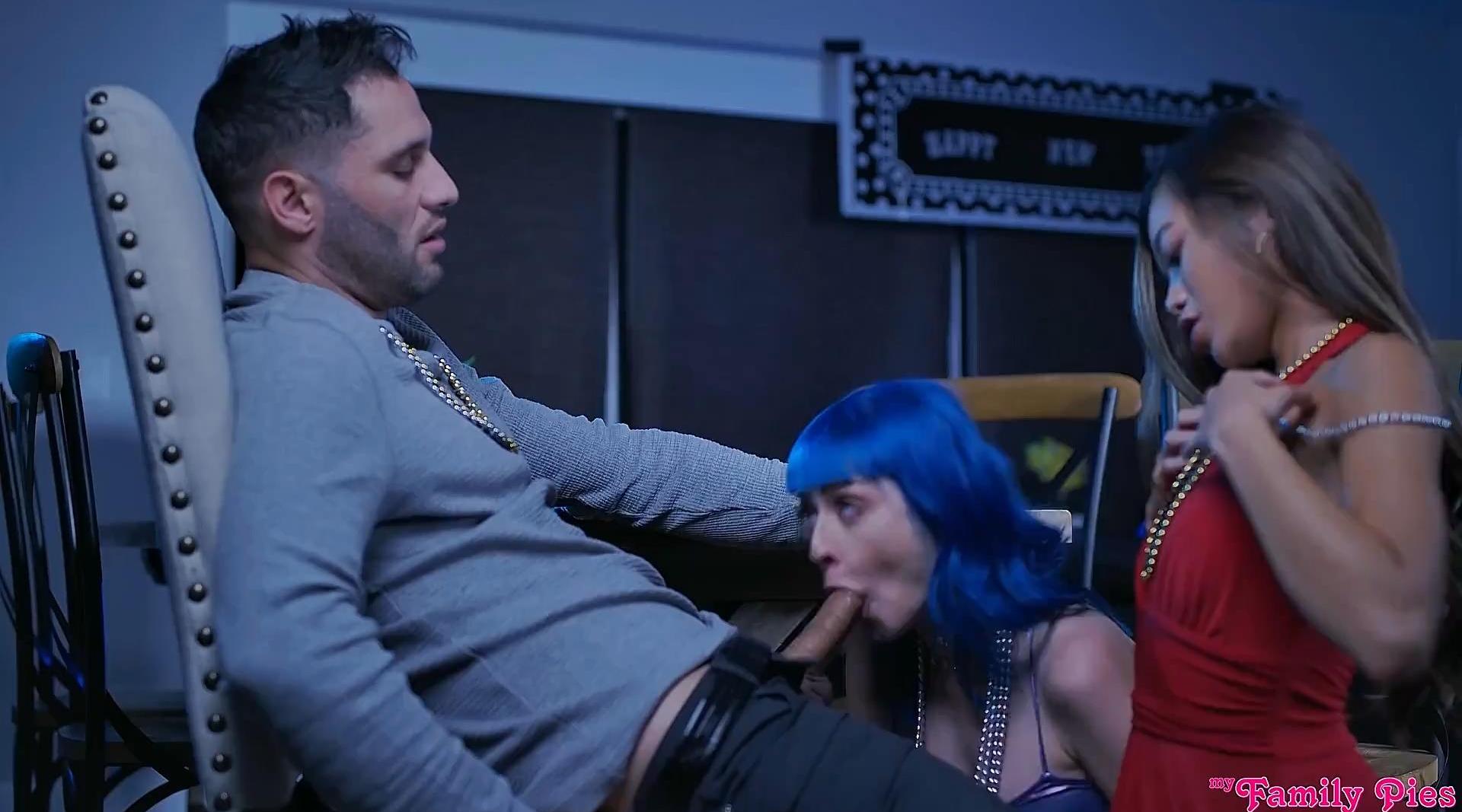 圣诞节与姐姐和她闺蜜嗨皮聚会，夜晚静悄悄 父母专心看电视，弟弟的鸡巴被她们俩埋头舔吸骑乘操穴娇吟刺激，4K高清