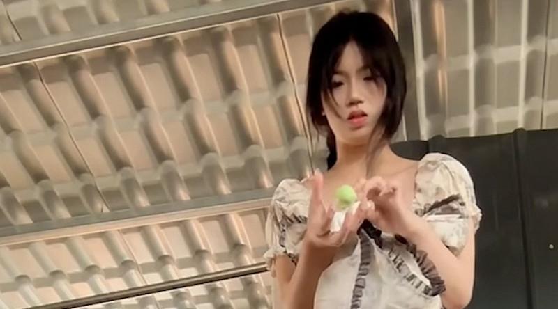 学生妹定制露脸视频炸裂流出 可爱外表藏不住内心骚劲 脸穴同框假屌足交 户外自慰喷尿 尺度逆天！