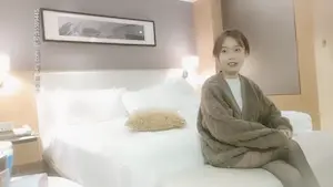 小伙酒店约操超甜学生兼职妹，文静美女，美腿黑丝细腰，忍不住吸吮奶子，主动骑乘扶着JB插入，侧入爆操小穴，娇喘呻吟