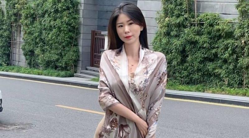 高校女校长勾引学生 私拍小视频被家长群曝光 被学生当母狗狠狠乱操 反差感直接拉满！