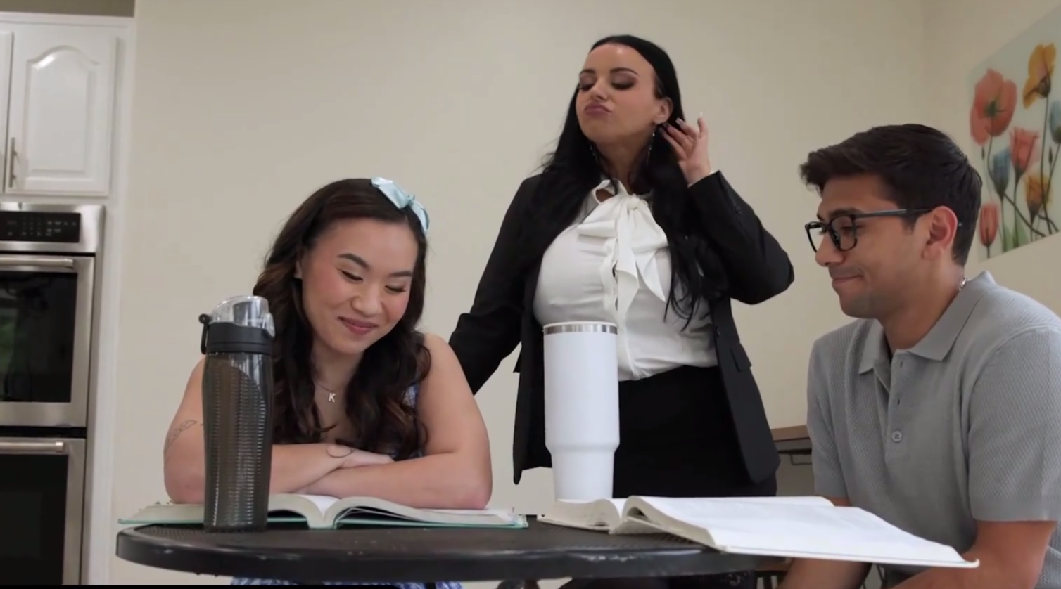 淫荡继女为继母的宏伟计划扼杀了继兄的阴茎