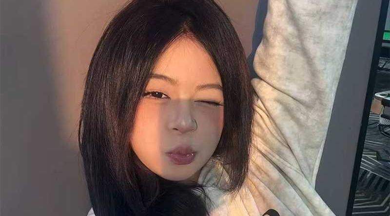 精神小妹酒吧被两名渣男灌醉诱奸 大庭广众之下3P开操 后边的妹子看傻眼了！